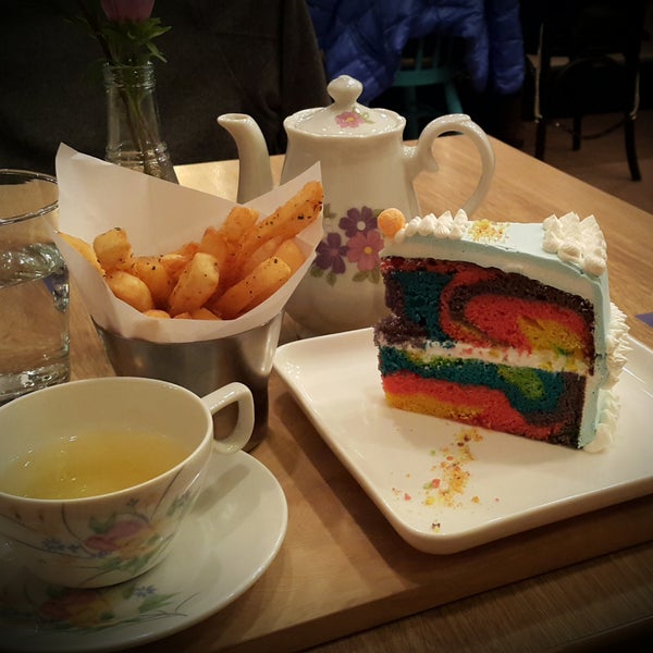 实品「彩虹甜蛋糕」看起来比店里提供的照片好多了;吃起来又比看起来