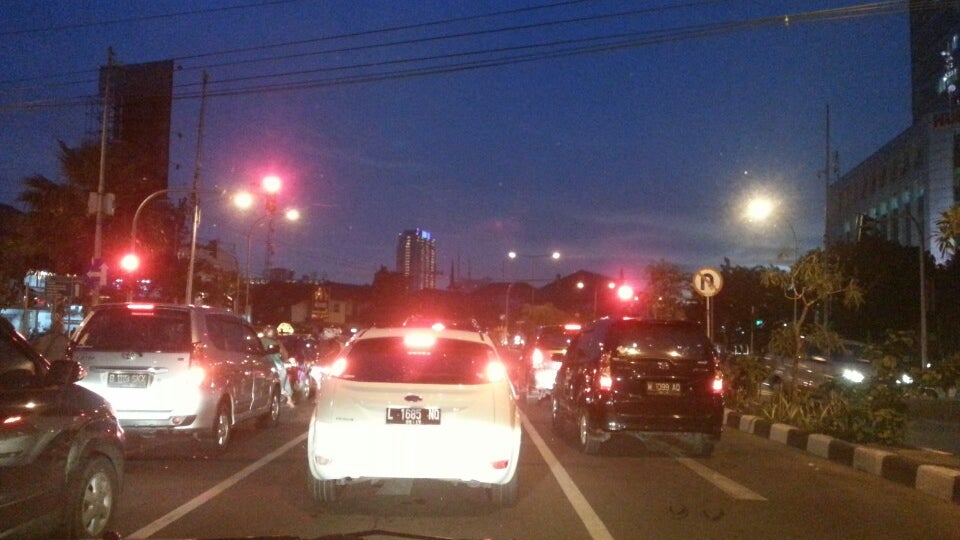 Lampu merah dharmawangsa