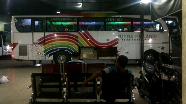 Gudang bus PUTRA PELANGI