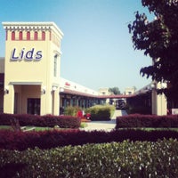 Photo taken at Hagerstown Premium Outlets by Allison L. on 9/22/2012