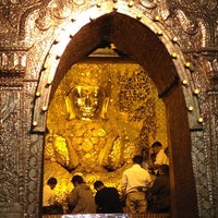 Photo taken at မဟာမုနိဘုရားကြီး Maha Myat Muni Buddha Image by Daow Ja D. on 12/12/2012