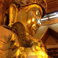 Photo taken at မဟာမုနိဘုရားကြီး Maha Myat Muni Buddha Image by Myo Hlaing A. on 2/10/2013