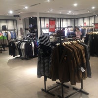 La estrategia que utiliza ZARA para aumentar la rotación y reducir los costes de almacenaje, es la de refrescar la oferta con