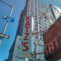 Photo taken at Katz&amp;#39;s Delicatessen by ricardo josé k. on 4/27/2013