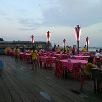 Photo taken at Restoran Todak 旗鱼海番村 by Sean T. on 10/25/2012