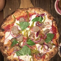 Photo taken at bodega pizza by Ely M. on 8/29/2016