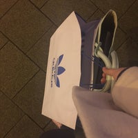 adidas Originals - Magasin de sport à Reims Photo prise au adidas Originals par Aylin Ç. le12/17/2015 ...