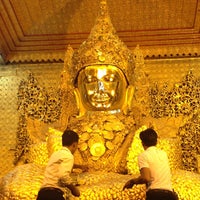 Photo taken at မဟာမုနိဘုရားကြီး Maha Myat Muni Buddha Image by Victor O. on 8/8/2013