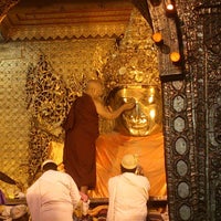 Photo taken at မဟာမုနိဘုရားကြီး Maha Myat Muni Buddha Image by Chulin [. on 9/15/2013