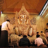 Photo taken at မဟာမုနိဘုရားကြီး Maha Myat Muni Buddha Image by Natalia on 5/5/2015