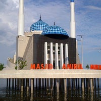 Masjid Amirul Mukminin (Masjid Terapung)