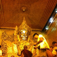 Photo taken at မဟာမုနိဘုရားကြီး Maha Myat Muni Buddha Image by Sirikan J. on 12/12/2012