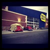 Photo taken at Best Buy by Robert P. on 11/17/2012