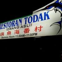 Photo taken at Restoran Todak 旗鱼海番村 by Chu P. on 6/16/2012