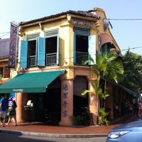 Photo taken at Geographér Café by ✈ Chiangbak ®. on 8/20/2012