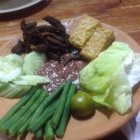 Photo taken at Muara Restaurant by Fayrouz Asyraf M. on 4/1/2012