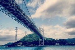 関門橋の下