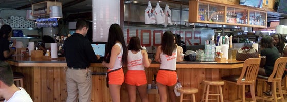 hooters miami airport