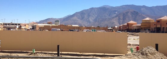 Desert Hills Premium Outlets - Shopping Mall
