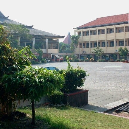 Universitas 17 Agustus 1945 (UNTAG) - Jl. Semolowaru No. 45