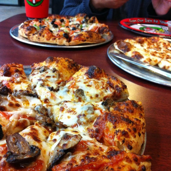 Fox's Pizza Den Pizza Place