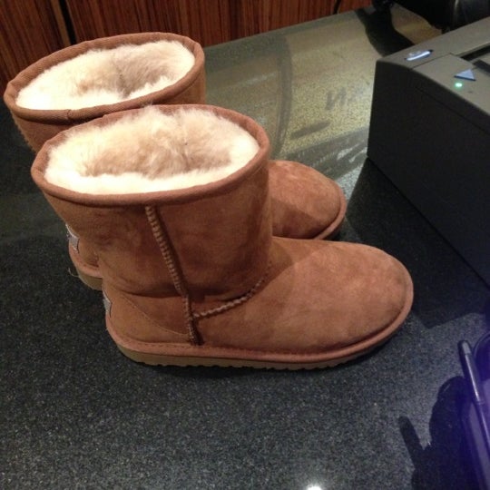 shoe stores that sell uggs