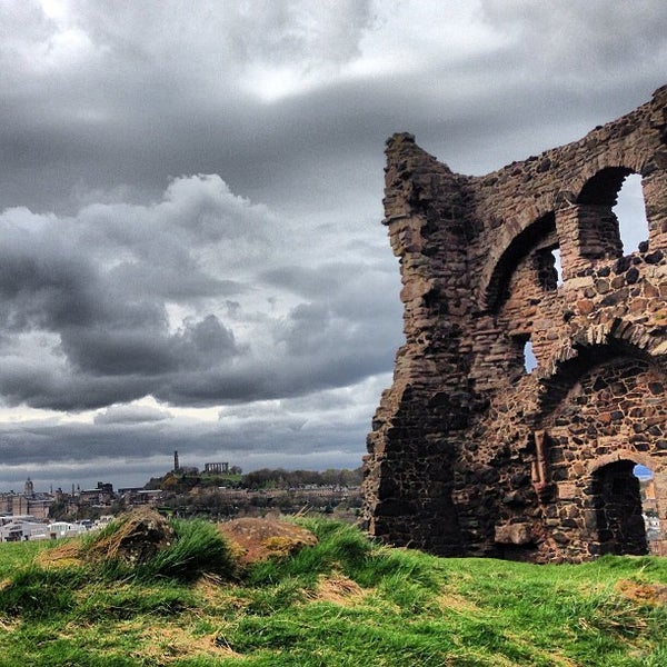 St Anthony's Chapel - Scenic Lookout in Edinburgh