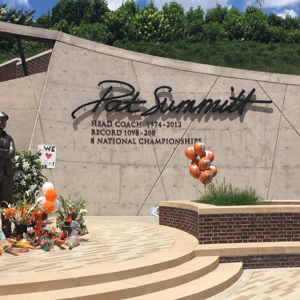 Pat Head Summitt Plaza and Statue Monument / Landmark in Knoxville