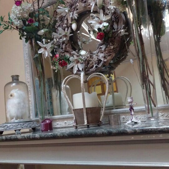 Le Chandelier Tea Room In East Dulwich