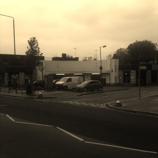 Wimbledon Chase Railway Station (WBO) Merton Park 1 tip from 324