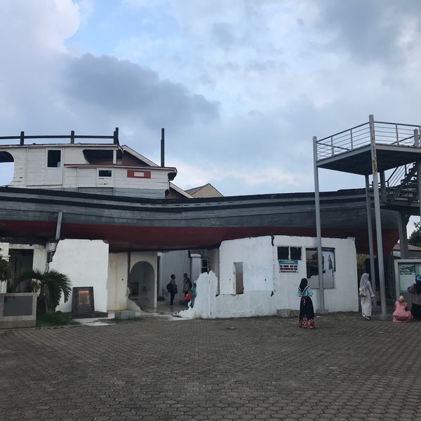 Wisata Tsunami Boat di  atas  Rumah  Lampulo Lampulo