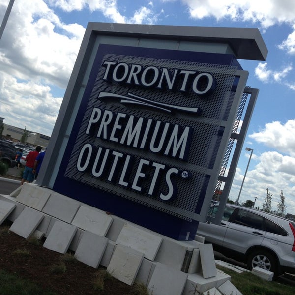 Toronto Premium Outlets Outlet Mall in Halton Hills