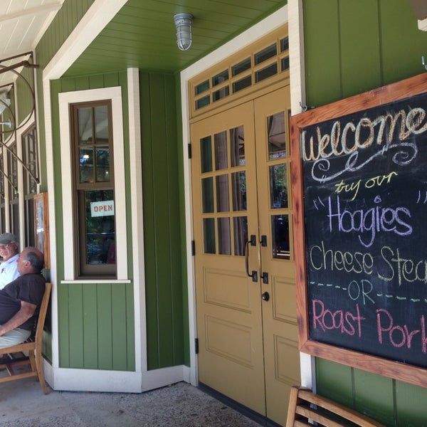 Leoda's Kitchen & Pie Shop Bakery in Olowalu