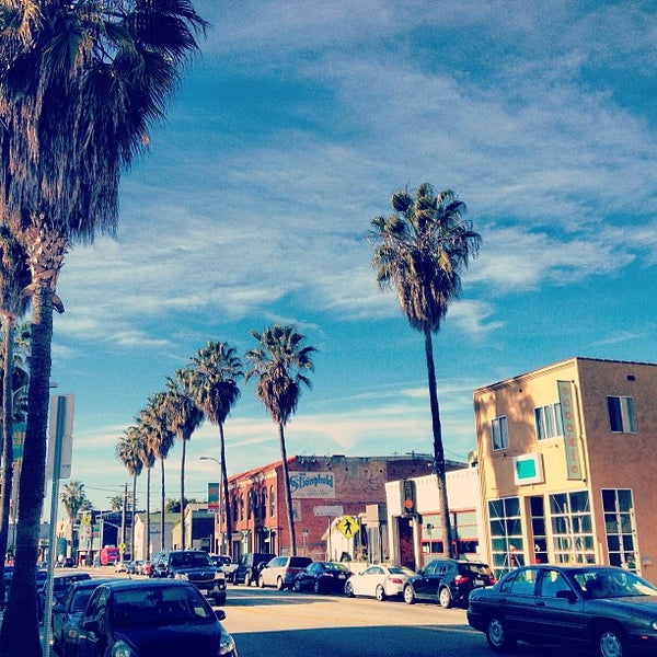 Abbot Kinney - Road in Venice