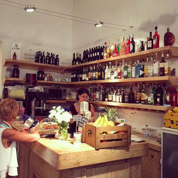 Where's Good? Holiday and vacation recommendations for Naples, Italy. What's good to see, when's good to go and how's best to get there.