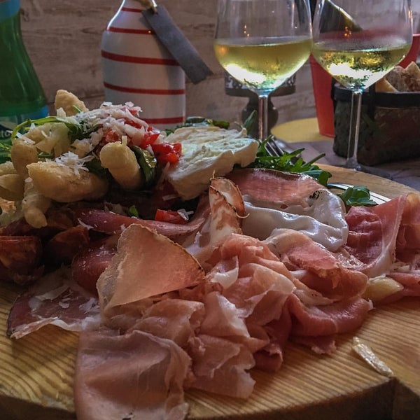Where's Good? Holiday and vacation recommendations for Naples, Italy. What's good to see, when's good to go and how's best to get there.