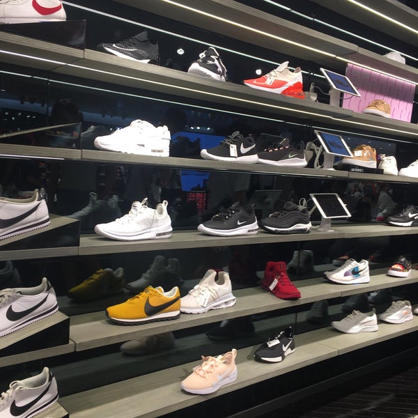 nike kicks lounge online
