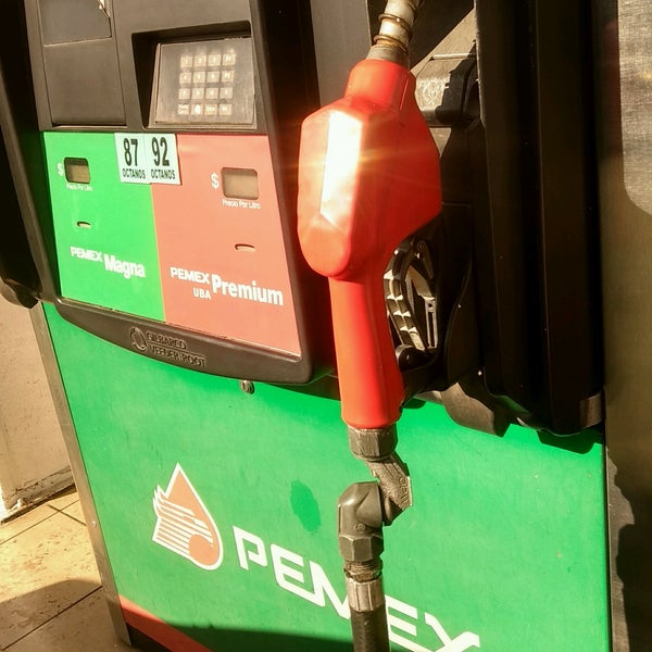La gasolina en la bandeja del motor zil