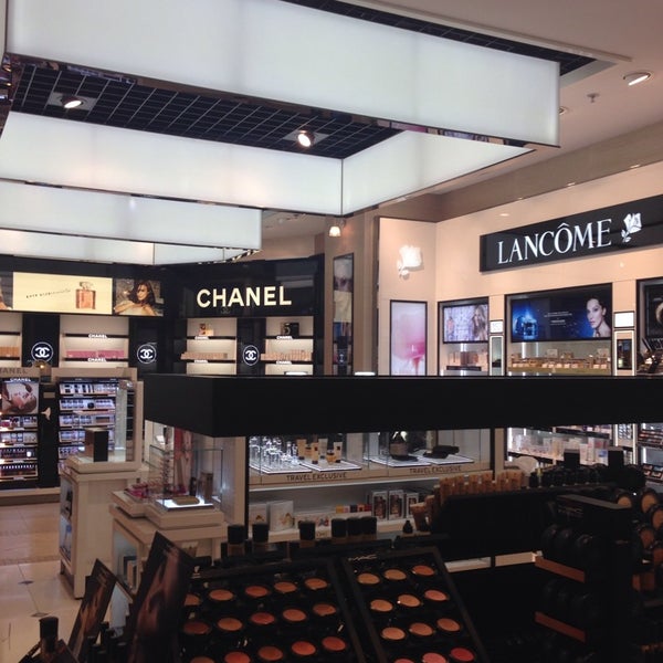 Photos At Düsseldorf Duty Free In Lohausen Photo Taken At Düsseldorf Duty Free By Danijela On 6 28 2017