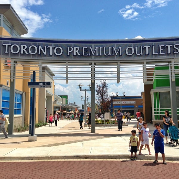 Toronto Premium Outlets Outlet Mall in Halton Hills