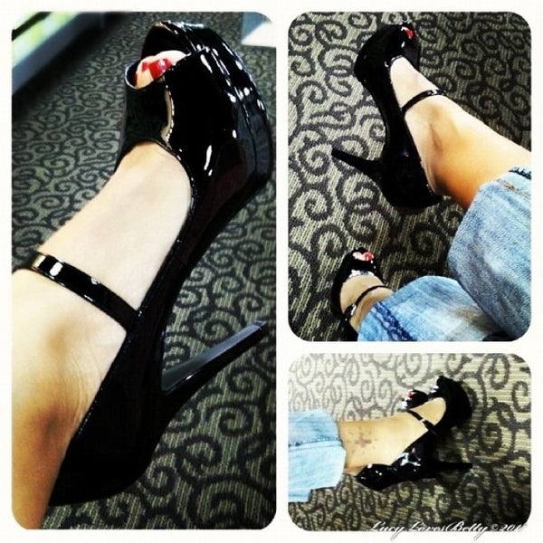 DSW Designer Shoe Warehouse Shoe Store in Sterling Heights