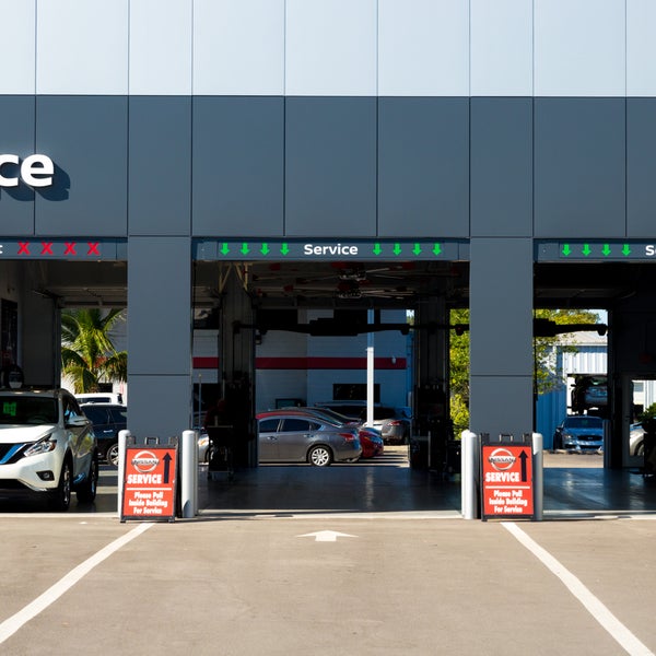 Lokey Nissan Auto Dealership in Clearwater