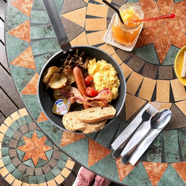 Whisk & Paddle Café in Singapore