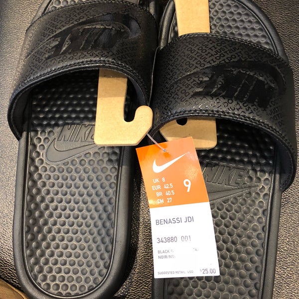 Foot Locker Shoe Store in Ala Moana Kakaako