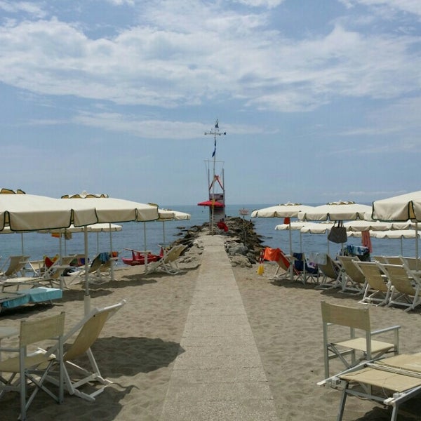 Foto di Bagno Asciutti Marina Di Massa - Massa, Toscana Foto di Bagno Asciutti Marina Di Massa - Massa, Toscana
