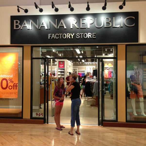 Banana Republic - Clothing Store in Woodbridge