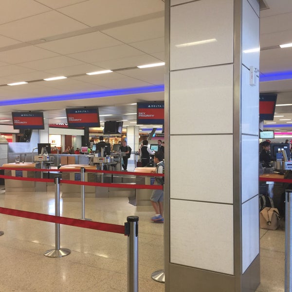 Photos At Delta Air Lines Ticket Counter SEA Airport