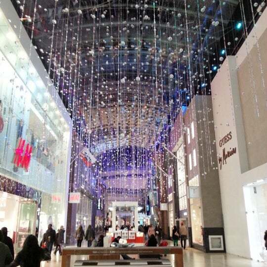 Yorkdale Shopping Centre - Shopping Mall