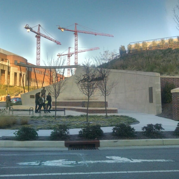 Pat Head Summitt Plaza and Statue Monument / Landmark in Knoxville