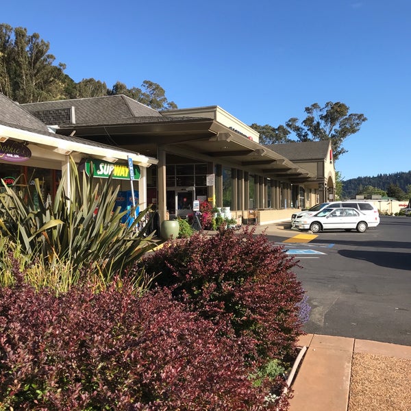 Safeway Grocery Store in San Anselmo